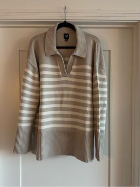 GAP Striped V-Neck Collared Sweater in Cream and Beige